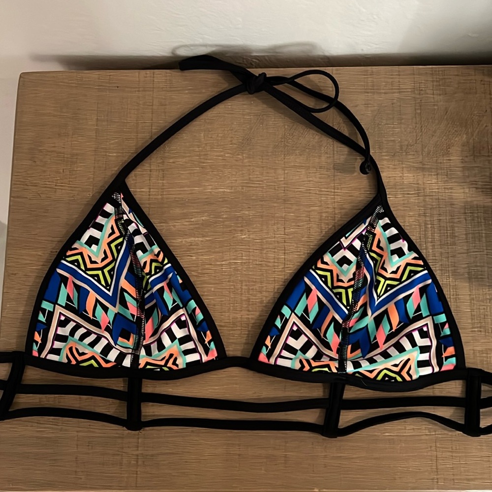 Victoria Secret Pink Women’s swim bikini top black and geometric great condition